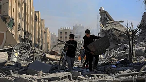 <div class="paragraphs"><p>غزہ میں اسرائیلی بمباری سے تباہی کا منظر (فوٹو سوشل میڈیا)</p></div>