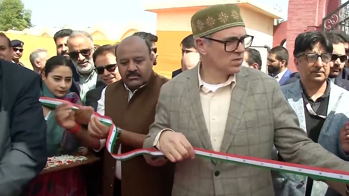 قومی پرچم کا احترام: عمر عبداللہ نے ترنگے کے رنگ والا ربن کاٹنے سے کر دیا انکار، ہر طرف ہو رہی ہے پذیرائی