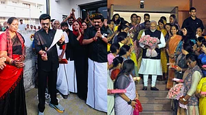 حدبندی پر گھمسان: مودی کا ’تاریخی قدم‘ کا دعویٰ، اسٹالن کا کاپیاں جلا کر سیاہ پرچم کے ساتھ احتجاج