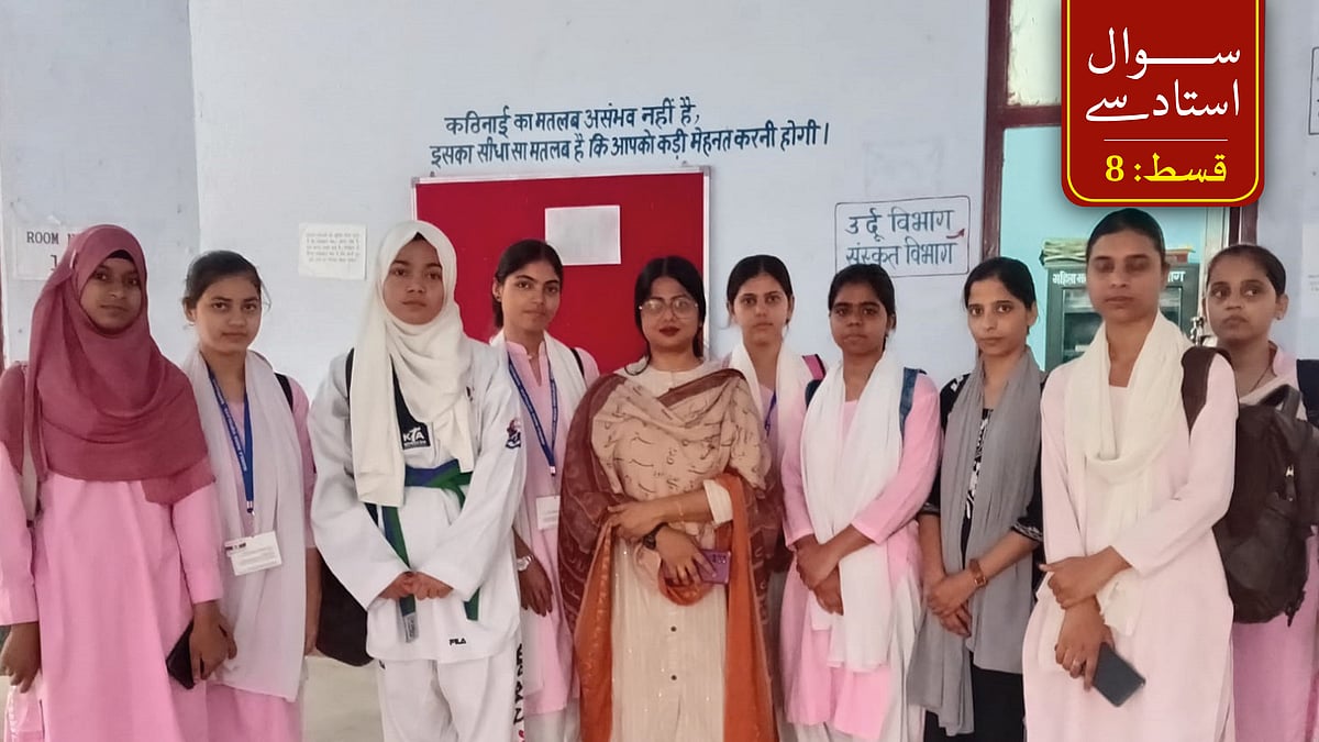 <div class="paragraphs"><p>طالبات کے ساتھ اسسٹنٹ پروفیسر قمر جہاں (درمیان میں)</p></div>