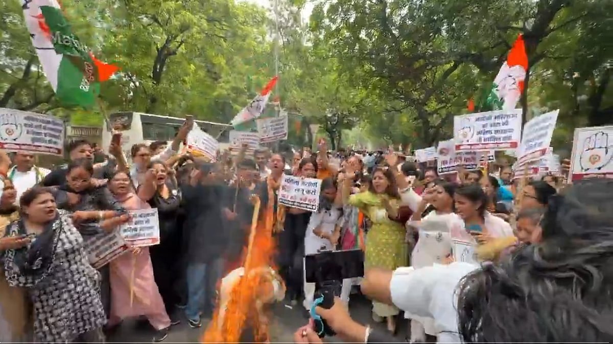 <div class="paragraphs"><p>احتجاج کے دوران کانگریس لیڈران اور کارکنان (ویڈیو گریب)</p></div>