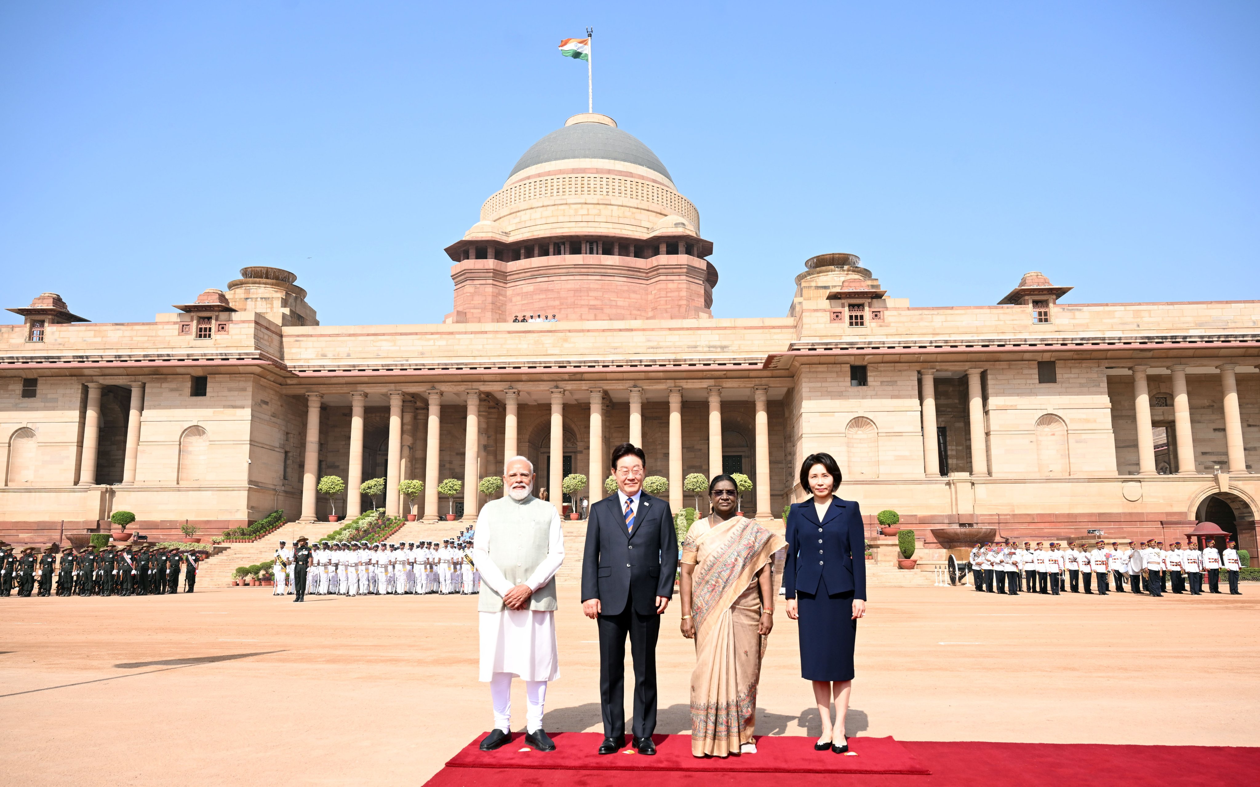 جنوبی کوریا کے صدر ہندوستان پہنچے، دروپدی مرمو نے کیا استقبال، وزیر اعظم کے ساتھ ہوگا ظہرانہ