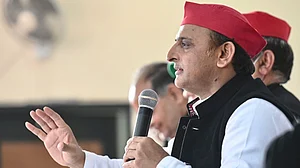 جس چائے کی دکان پر مارا چھاپہ اس دکاندار کواکھلیش یادو نے پیتل کے برتن تحفے میں دئے