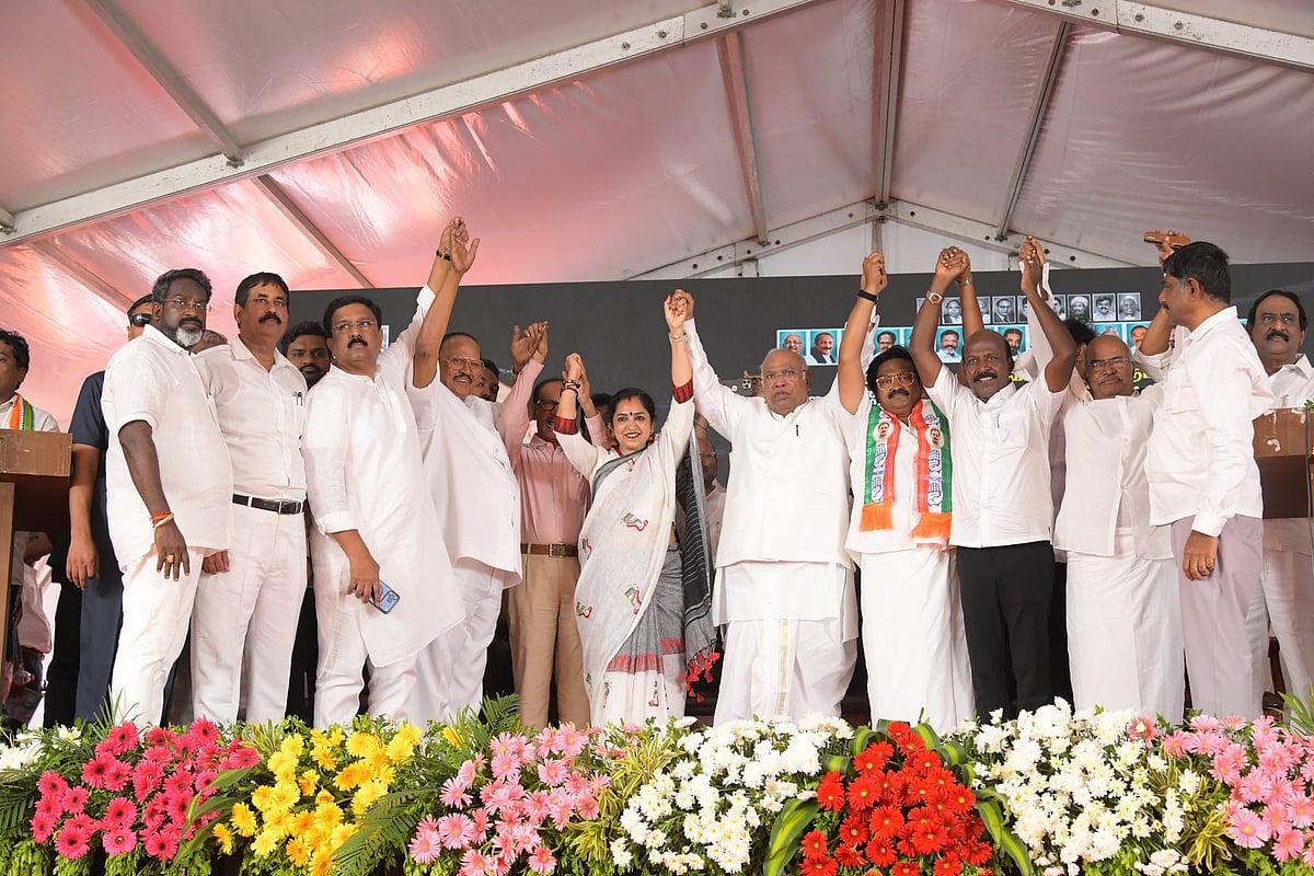 <div class="paragraphs"><p>تمل ناڈو میں ایک انتخابی جلسہ کے دوران کانگریس صدر کھڑگے و دیگر لیڈران، تصویر ’ایکس‘ <a href="https://x.com/kharge">@kharge</a></p></div>