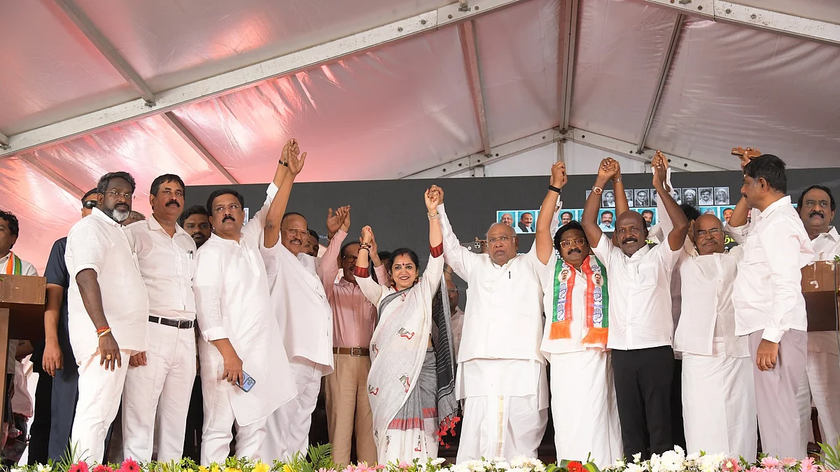 <div class="paragraphs"><p>تمل ناڈو میں ایک انتخابی جلسہ کے دوران کانگریس صدر کھڑگے و دیگر لیڈران، تصویر ’ایکس‘&nbsp;<a href="https://x.com/kharge">@kharge</a></p></div>