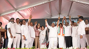 <div class="paragraphs"><p>تمل ناڈو میں ایک انتخابی جلسہ کے دوران کانگریس صدر کھڑگے و دیگر لیڈران، تصویر ’ایکس‘ <a href="https://x.com/kharge">@kharge</a></p></div>