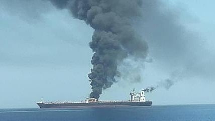 <div class="paragraphs"><p>خلیج عمان میں بحری جہاز پر حملہ (فائل فوٹو)</p></div>