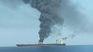 <div class="paragraphs"><p>خلیج عمان میں بحری جہاز پر حملہ (فائل فوٹو)</p></div>