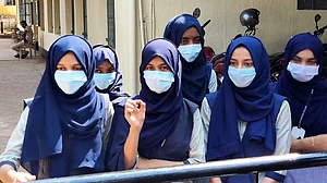 <div class="paragraphs"><p>اسکول کے باہر طالبات، تصویر آئی اے این ایس</p></div>