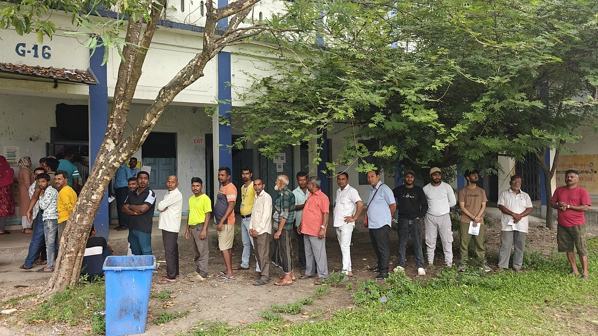 <div class="paragraphs"><p>مغربی بنگال کے سلی گوڑی میں حق رائے دہی کے لیے قطار بند ووٹرس، تصویر ’ایکس‘ <a href="https://x.com/ECISVEEP">@ECISVEEP</a></p></div>