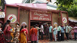 <div class="paragraphs"><p>مغربی بنگال میں اپنی باری کا انتظار کر رہے ووٹرس، تصویر ’ایکس‘ <a href="https://x.com/ECISVEEP">@ECISVEEP</a></p></div>