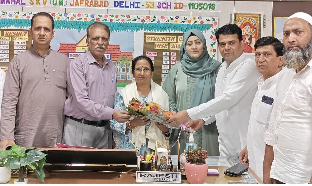 10ویں جماعت کا شاندار ریزلٹ آنے پر اسکولوں کے پرنسپلز کا والہانہ استقبال