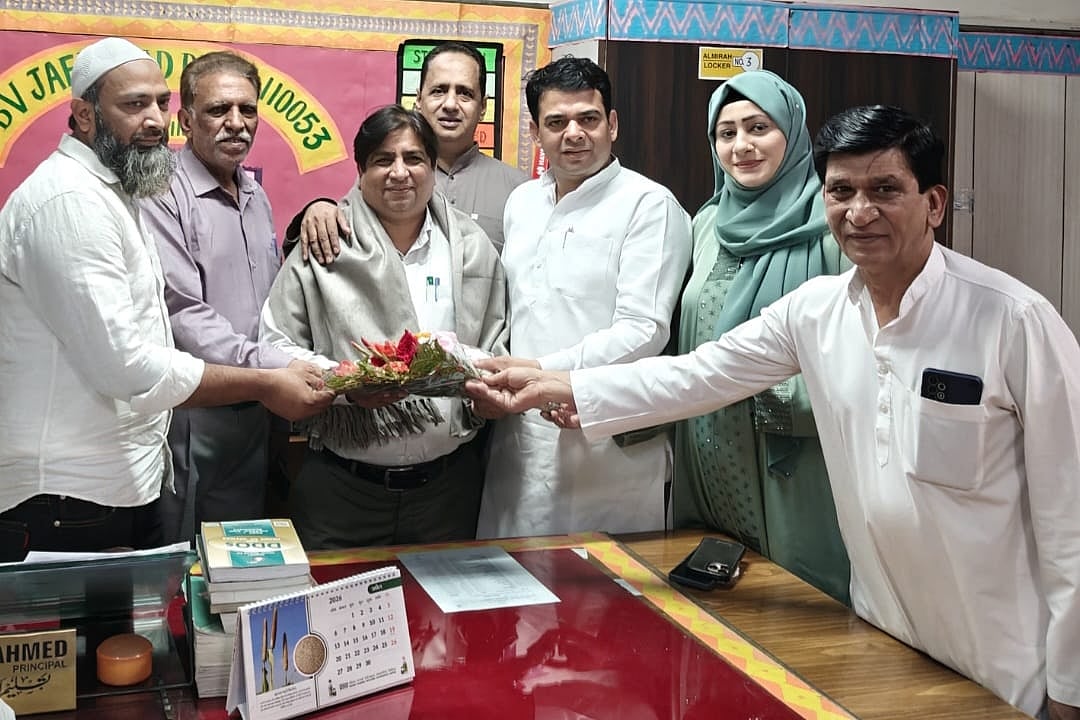10ویں جماعت کا شاندار ریزلٹ آنے پر اسکولوں کے پرنسپلز کا والہانہ استقبال