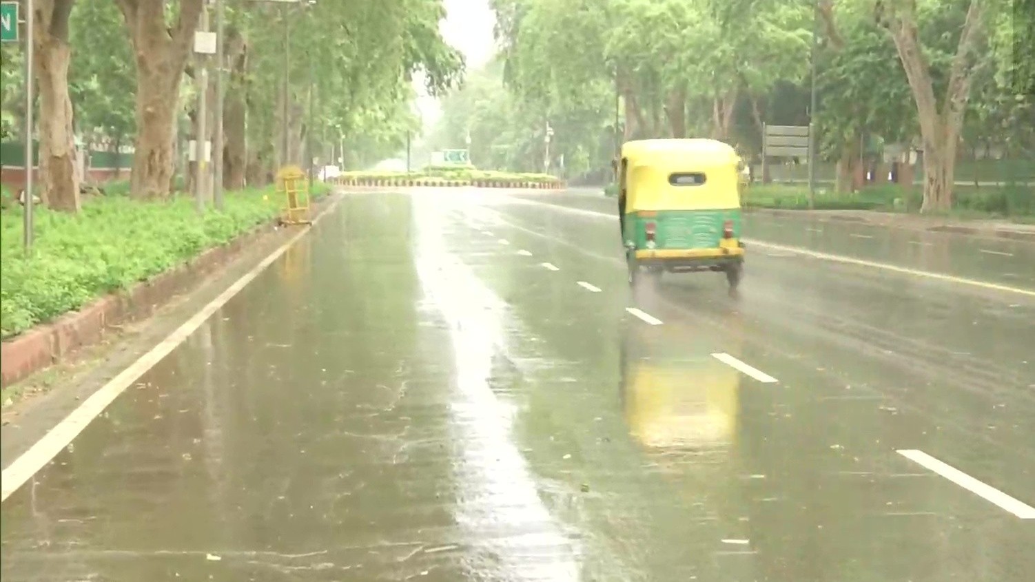 دہلی-این سی آر میں موسم نے لیا یو-ٹرن، تیز آندھی کے بعد کئی علاقوں میں بارش، شدید گرمی سے ملی راحت