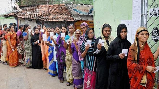 मतदान के लिए लाइन में लगे वोटर्स (फोटो: PTI)