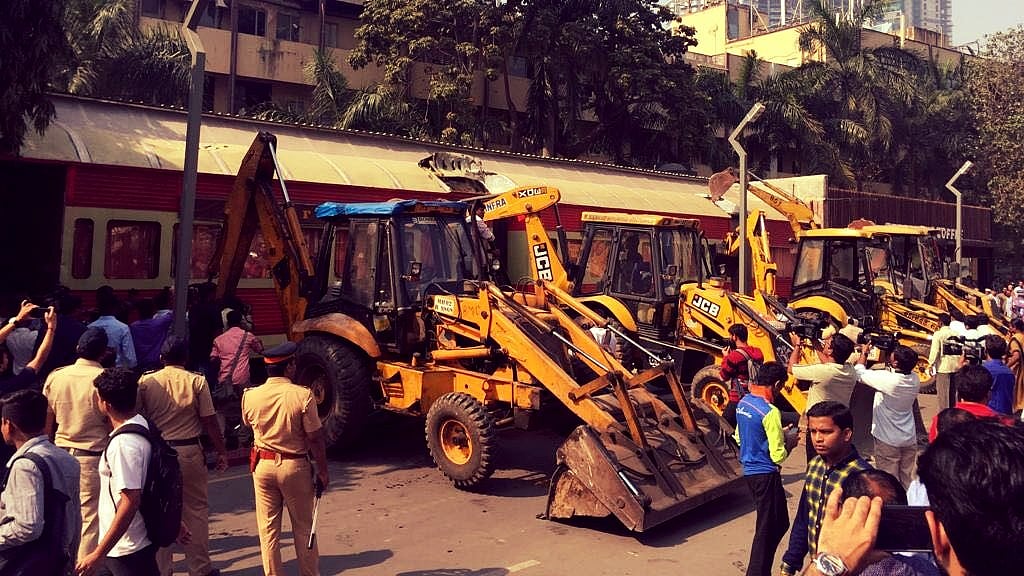 कमला मिल्स कंपाउंड में तोड़ा गया अवैध निर्माण