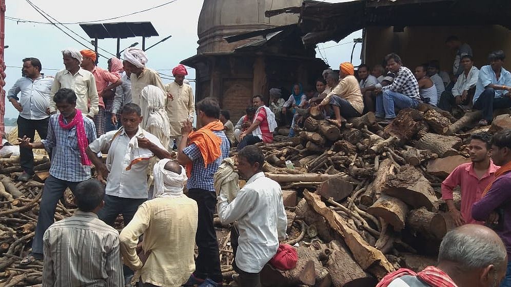 बनारस के घाटों पर अंतिम संस्कार के लिए भी कतार