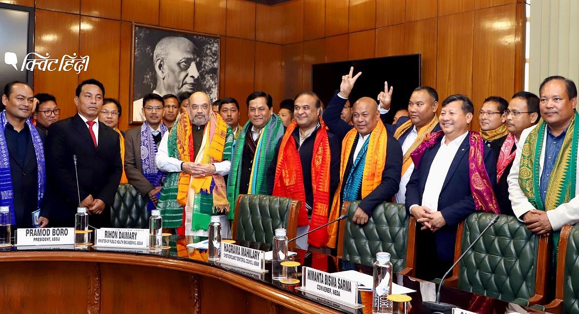 बोडो समझौते के दौरान अलग-अलग गुट के प्रतिनिधियों के साथ गृह मंत्री अमित शाह&nbsp;