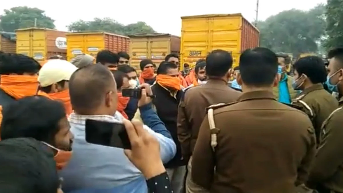 <div class="paragraphs"><p>नमाज को लेकर पुलिस से उलझते लोग</p></div>