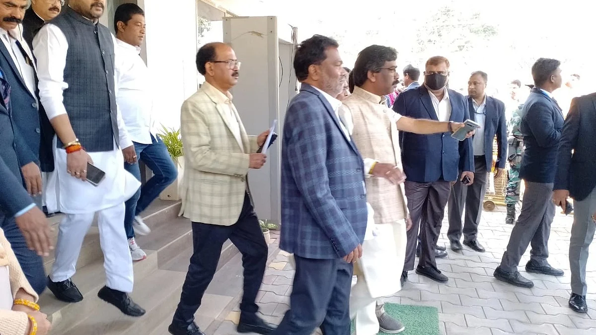 <div class="paragraphs"><p>सीएस सोरेन रांची में ED दफ्तर जाते हुए</p></div>