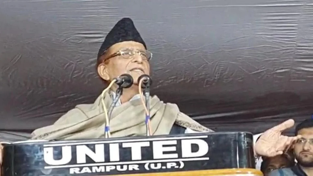 <div class="paragraphs"><p>रामपुर में चुनावी सभा को संबोधित करते आजम खान.</p></div>