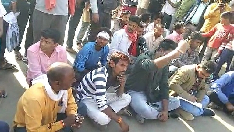 <div class="paragraphs"><p>MP: "इतनी औकात नहीं"..सफाई कर्मचारियों को कुर्सी से उतरने को कहा,अधिकारी निलंबित</p></div>
