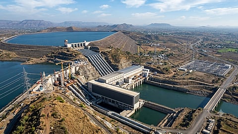 Pumped hydro storage plant with reservoirs and powerhouse.