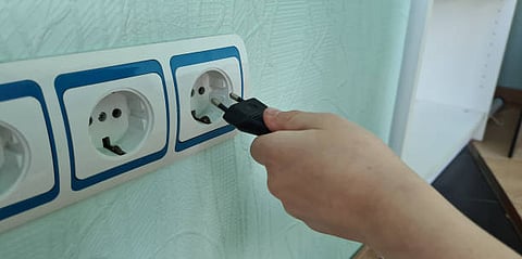 Deciding Between 120V and 240V Plug Ins for Commercial Retail Power Needs