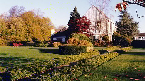 Southampton Inn gardens in autumn surrounded by colorful foliage