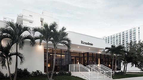 Exterior view of Rimadesio Miami flagship surrounded by palm trees