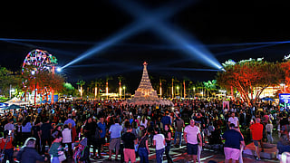 Crowds gather around West Palm Beach’s glowing 35-foot holiday sand tree