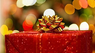 Curated holiday gift guide featuring fashion, home, tech, and beauty