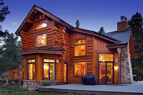 How to Design a Modern Log Home with Traditional Craftsmanship