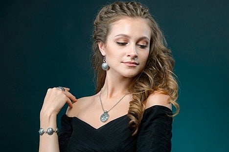 How to Select Jewelry That Works for Both Day and Evening Wear