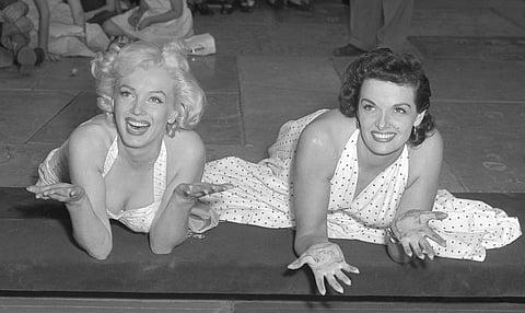 Marilyn_Monroe_and_Jane_Russell_at_Chinese_Theater