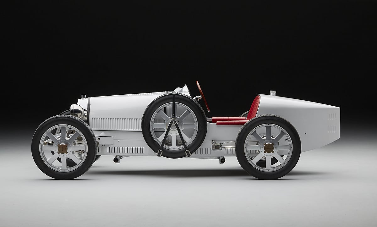 Hedley Studios Showcases Vintage Car Art at Bal Harbour Shops