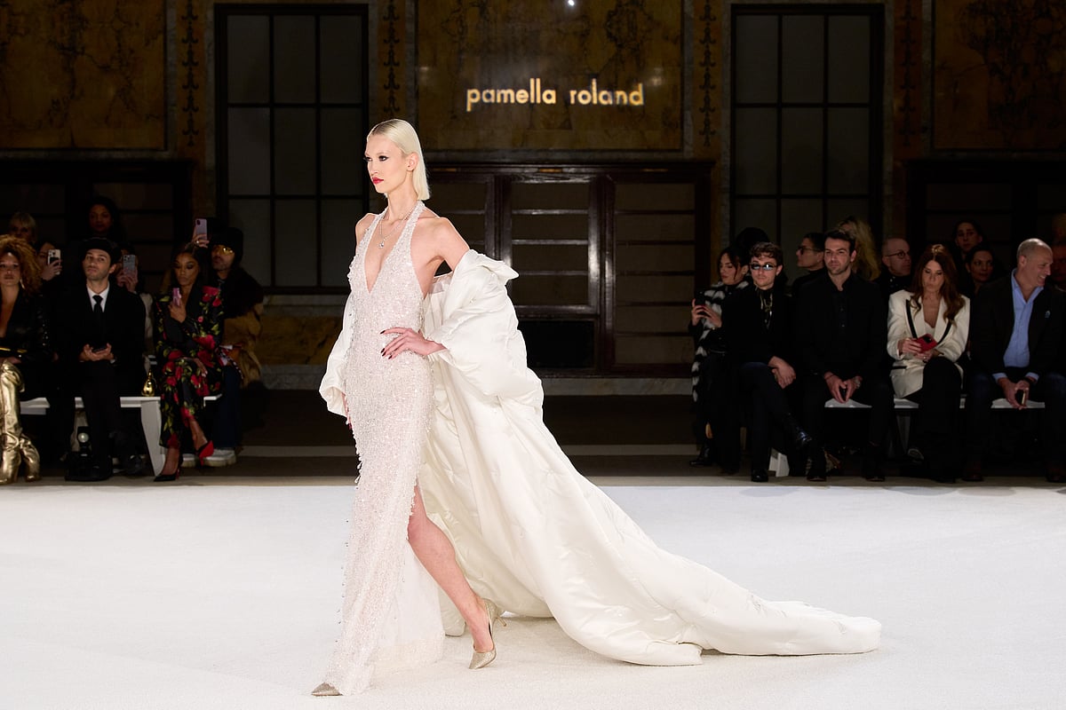未使用ROBERTA SCARPA シルクブラウス くるみパール Pamella Roland FW26: Antarctica-Inspired Elegance at NYFW