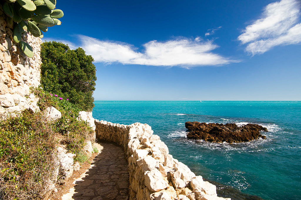 Best Luxury Hotels On The French Riviera Where Tastemakers Stay In best-luxury-hotels-on-the-french-riviera-where-tastemakers-stay-in