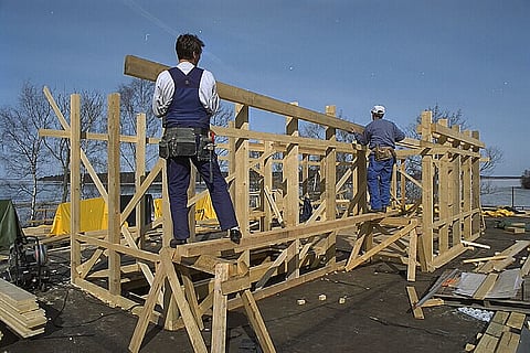 Byggnadsarbetare och byggnadsställningar på Birka.