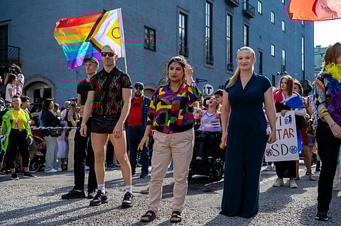 Vänsterpartiets partiledare Nooshi Dadgostar i mitten.