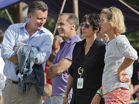 Mark Carney och Ghislaine Maxwell i mitten. Carneys fru längst till höger.