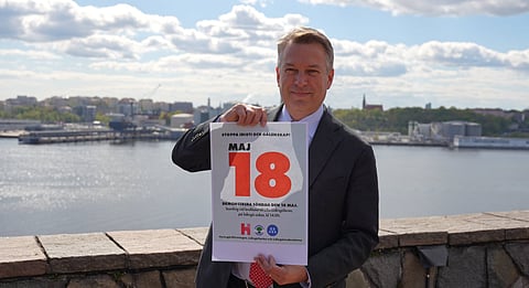 Daniel Källenfors (M) uppmanar Lidingöborna att demonstrera mot utbyggnaden av cementindustrin. 