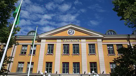 En anställd inom Umeå kommuns hemtjänst sitter häktad misstänkt för grov våldtäkt.