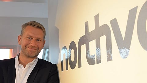 Peter Carlsson, tidigare vd på Northvolt, firar efter beskedet.