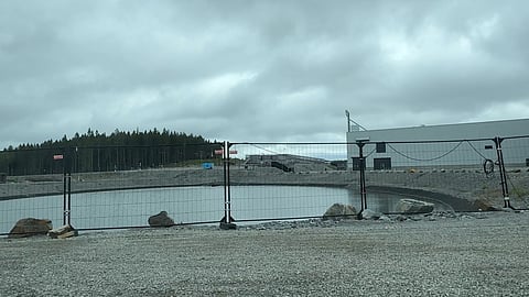 Det finns flera dammar i anslutning till Northvolt-fabriken i Skellefteå. Den här är inhägnad och ligger på själva fabriksområdet.