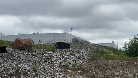 Northvolt håller nu på att städa bort farligt avfall och tömma maskiner på farliga kemikalier.