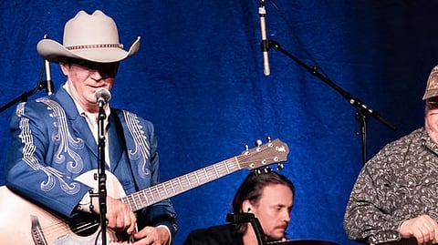 Den folkkäre countryartisten Doug Seegers har problem med Migrationsverket.