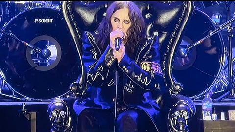 Ozzy Osbourne framför "Mama, I'm Coming Home, uppenbart rörd, på hans sista konsert i England den 5 juli.