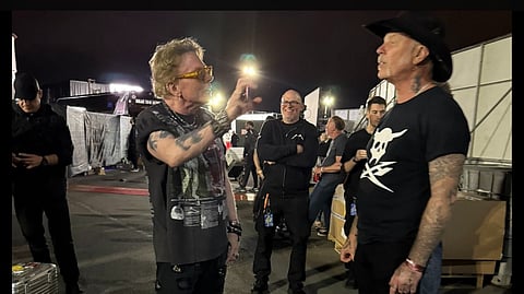 Grok: Det är Axl Rose och Lemmy Kilmister på bilden, möjligen tagen på 80-talet men kan också vara en staty av Lemmy i verklig storlek.