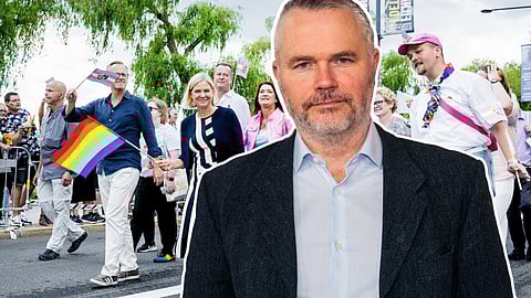 Richard Sörman, politisk redaktör. I bakgrunden: Socialdemokraterna deltar på Stockholm Pride (2024).